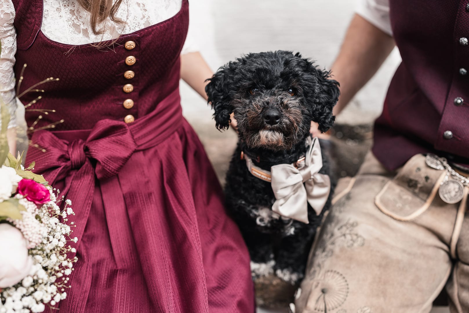 Dirndl und Lederhose mit Hund in der Mitte